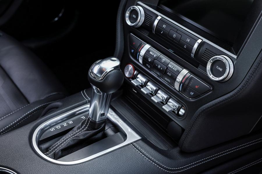 Детали интерьера Ford Mustang EcoBoost Fastback 2017 года  (JP) (фото 3 из 9)